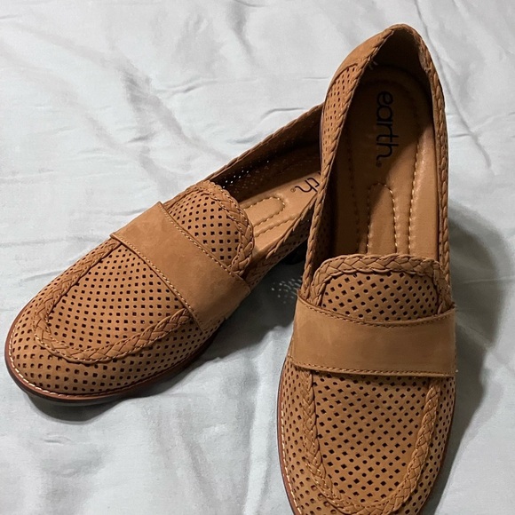 Women’s’s Tan loafers - Picture 2 of 4